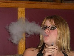 rauchendes Girl mit Brille